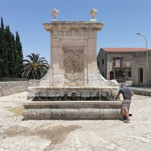 Fontana Novi Cannola (Fontana dei Nove Cannoli)