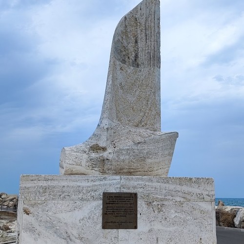 Monument to Jonathan Seagull